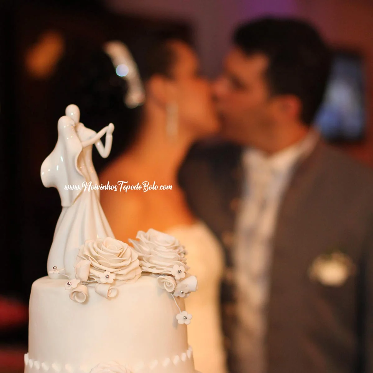 Topo de Bolo Casamento com Noivos em cima da moto. Venda e Locação.